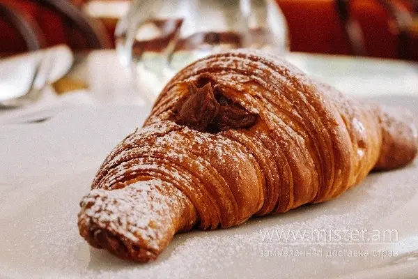 Круасан з шоколадно-фундучним кремом - "Pinacoteca" в Черкасах фото