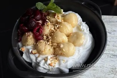 Ліниві вареники з вишнею та вершково-сметанковим кремом Butter Cafe undefined фото