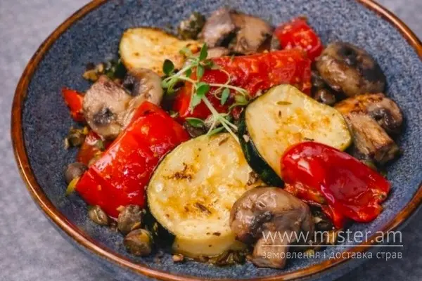Салат "Harvest" з овочами гриль та медовим соусом  - "Cleo Rest" в Чернівцях фото 