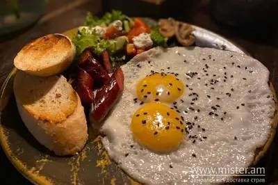 Яєчня з мисливськими ковбасками та овочами Free House undefined фото