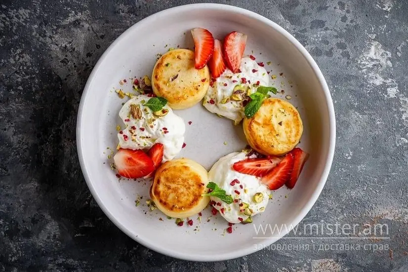 Сирники зі сметанним соусом та полуницею - "The Truffle" в Черкасах фото