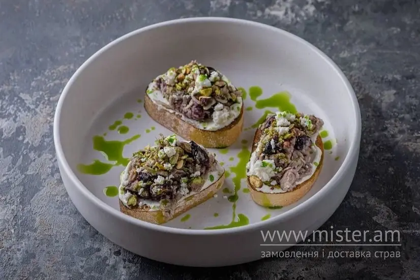 Брускети з фермерською куркою конфі з вишнями, рікотою, крем-сиром та фісташками - "The Truffle" в Черкасах фото