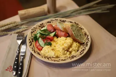Мішаний омлет з молочними сосисками та свіжими овочами  Балувана Галя (Перемоги) undefined фото