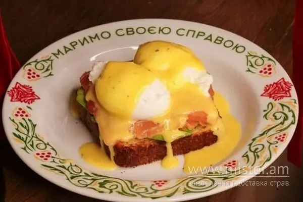 Яйця бенедикт з лососем - "Простір" в Хмельницькому фото