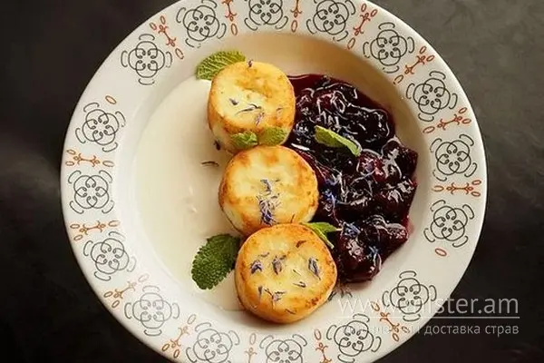Сирники з вишневим конфі - "Простір" в Хмельницькому фото
