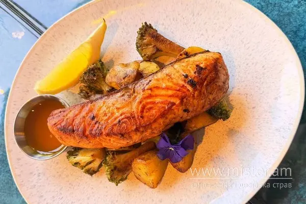 Стейк з лосося на подушці з печериць - "Fish Bar" в Хмельницькому фото 