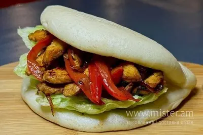 Парова булочка бао з курячим філе та овочами Woka undefined фото