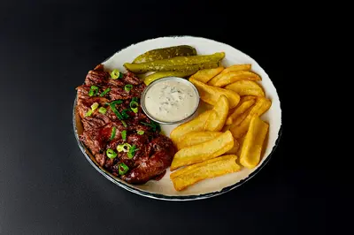 Томлена шия та картопляні діпи Meat Bar в ТРЦ Lavina Mall undefined фото