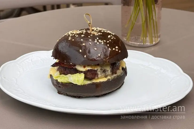 Бургер Трюфель-страчатела Surf & Turf - "Pinacoteca" в Черкасах фото