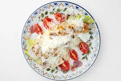 Салат із курячим шашликом та соусом Хайдарі Комбінат undefined фото