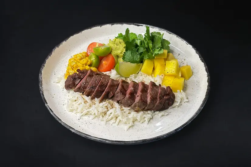 Боул зі стейком, рисом, гуакомоле та манго - "Meat Bar Івано-Франківськ" в Івано-Франківську фото 