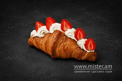 Круасан з кремом маскарпоне та полуницею Lviv Croissants undefined фото