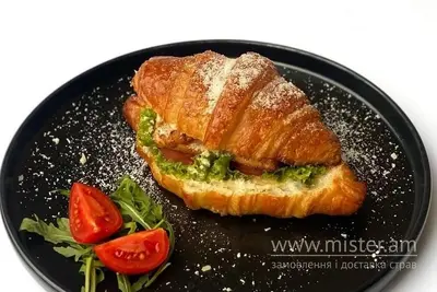 Круасан Цезар з курячим стейком Show Basilic undefined фото