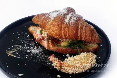 Круасан з креветкою темпура та соусом айолі Show Basilic undefined фото