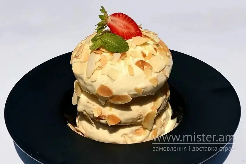Макаронс з полуницею - "Show Basilic" в Луцьку фото 