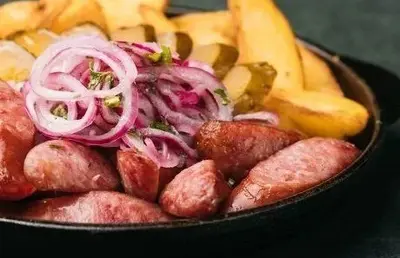 Картопля на сковорідці з мисливськими ковбасками, огірком ШоШо undefined фото
