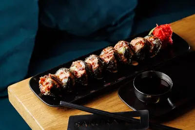 Смажений рол з лососем Sakura Sushi undefined фото
