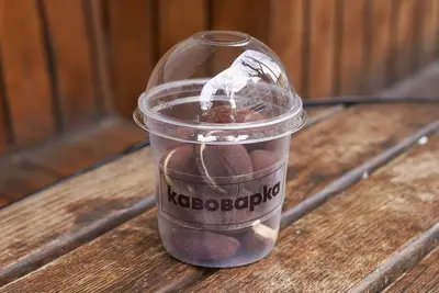 Горішки у стакані шокол. Кавоварка undefined фото