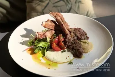 Каре ягня з хумусом та маринованими томатами Кремінь undefined фото