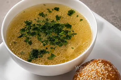 Курячий бульйон з локшиною, курячим м`ясом, зеленню та булочкою Patisserie Cafe undefined фото