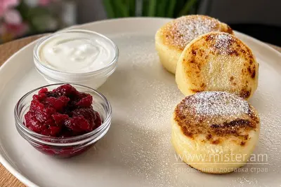 Сирники класичні з сметанним соусом та вишневим конфі Patisserie Cafe undefined фото