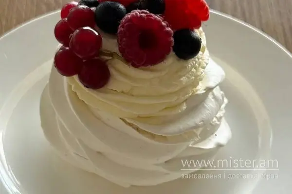 Десерт "Павлова" з ягідним конфі та ніжним кремом маскарпоне - "Patisserie Cafe" в Чернівцях фото 
