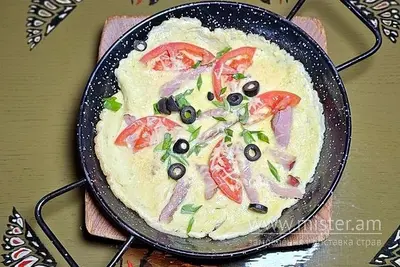 Омлет з шинкою, сиром, томатами та маслинами Western undefined фото