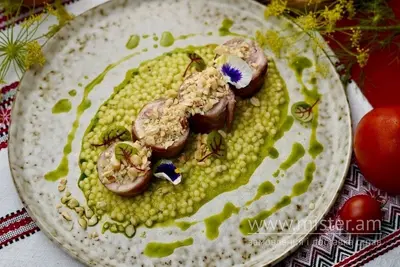 Крученик з курятини з білими грибами, качаною кашею та ліщиною Куркулі undefined фото