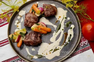 Міні T-bone з молодого ягняти з сезонними овочами та соусом з ферментованого перцю Куркулі undefined фото