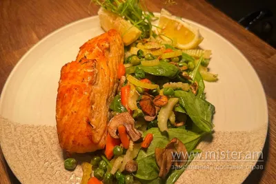 Норвезький лосось з овочами стір фрай Trattoria undefined фото