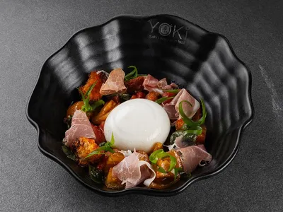 Салат з буратою, прошуто, томатами та песто Yoki restaurant undefined фото