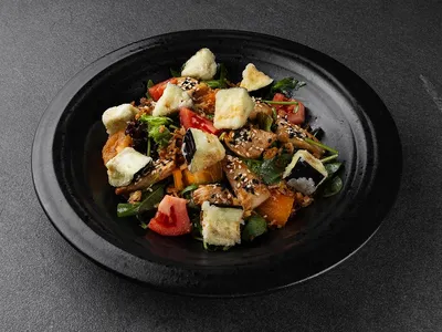 Салат з куркою теріякі та хрустким баклажаном Yoki restaurant undefined фото