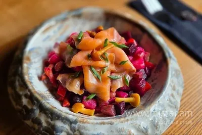 Вінегрет з копченим лососем та маринованими опеньками Am.bar undefined фото