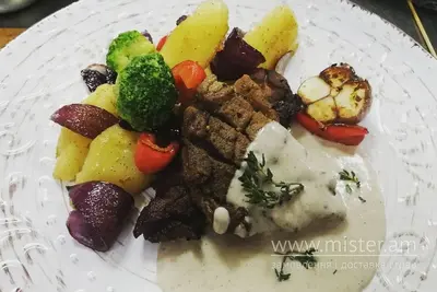 Свинина під грибним соусом з овочами Family undefined фото