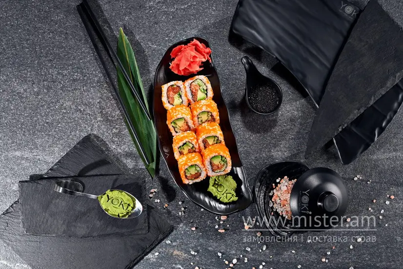 Каліфорнія з лососем - "Yoki restaurant" в Чернівцях фото 