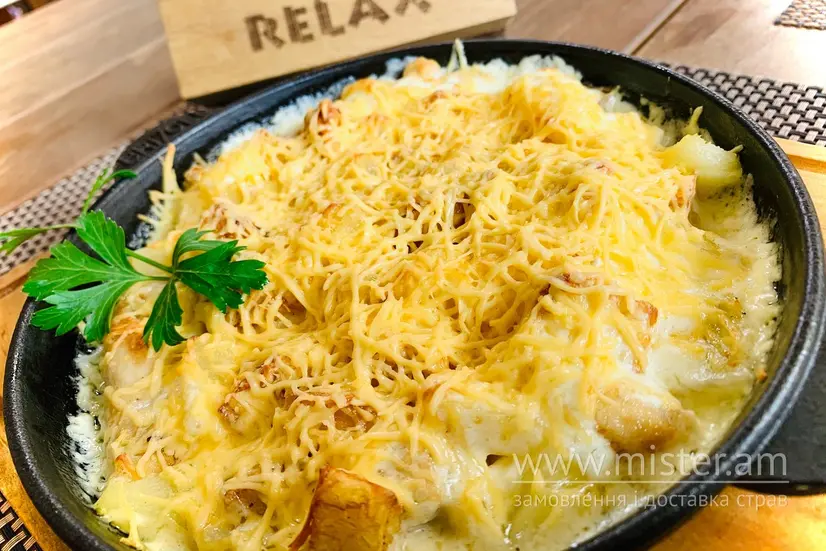 Пательня з куркою та ананасом під соусом бешамель - "Relax" в Житомирі фото