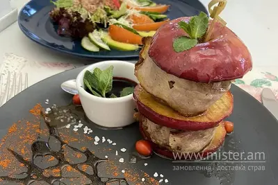 Медальйони із телятини з яблуком Family undefined фото