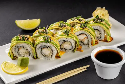 Рол від шефа. Зелений Дракон з креветкою темпура TREBA Pizza & Sushi undefined фото