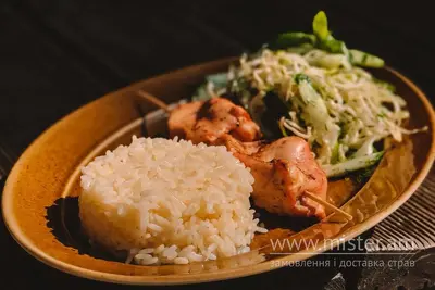 Курячий шашличок з рисом і салатом з капусти Вано undefined фото