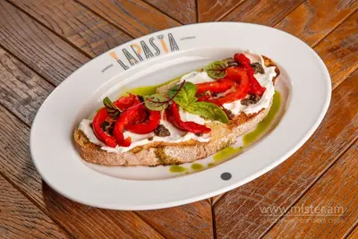 Брускета з фетою, печеним перцем, та трюфельною пастою LAPASTA undefined фото