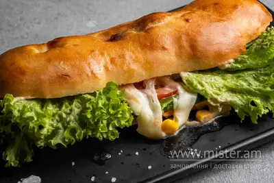 Сендвіч з сиром, кукурудзою, томатами та вершково-томатним соусом Basilico undefined фото