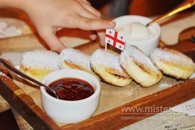 Сирники зі сметаною і джемом Вано undefined фото