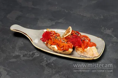 Брускети з запеченим болгарським перцем та соусом песто Vinoteka undefined фото
