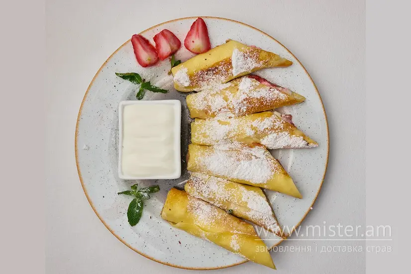 Млинці з полуницею та сиром - "Loft Cafe" в Луцьку фото