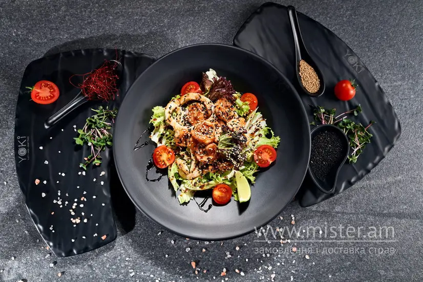 Теплий салат з морепродуктами - "Yoki restaurant" в Чернівцях фото 