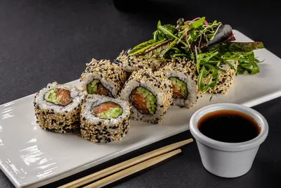 Суші "Каліфорнія максі з лососем в кунжуті" TREBA Pizza & Sushi undefined фото