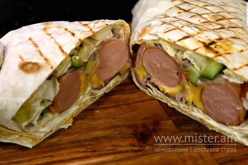 Хот-дог з двома баварськими сосисками - "Makko BBQ" в Житомирі фото