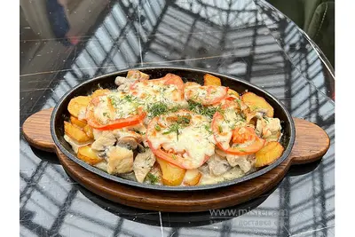Пательня з картоплею під сиром з грибами та куркою Pasage Gartenberg undefined фото