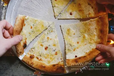 Піца "Чотири сири" з гострим медом Pasta Basta undefined фото