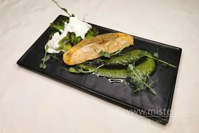 Шотландський лосось з брокколі та соусом Дорблю VIN&GRET undefined фото